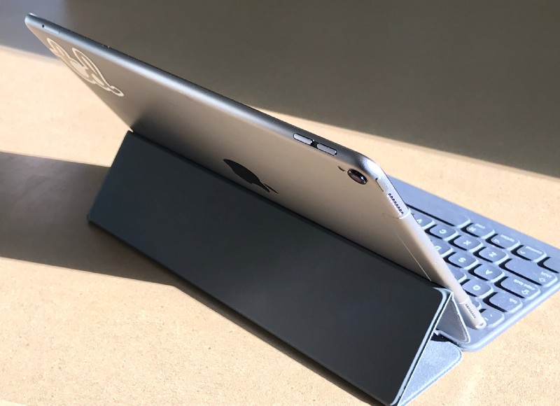 iPad Pro so clearly needs a Keyboard accessory, Apple should consider rotating its logo 90º